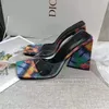 Novidade Triângulo Bloco Bloqueio Saltos Mules Lady Square Open Toe Imprimir Sentinetas Sandálias Para Meninas Mulheres Verão Vestido Sapatos