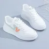 Baskets de chaussures blanches d'été Mesh Breather Femmes BAS Baskets Baskets Chaussures de skateboard Mode Chaussure de sport décontractée Usine en gros