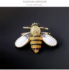 Moda Design Insect Series Broszka Pin Kobiety Delikatne Little Bee Broszki Kryształ Rhinestone Biżuteria Sexy Prezent AG132