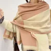Sciarpe di cashmere invernali dello stilista delle donne sciarpa di lusso dell'anello del pizzo di seta del fiore della lettera del plaid