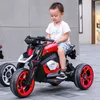 Bambini che guidano una motocicletta elettrica ricaricabile che guida un'auto giocattolo a tre ruote per bambini maschi e femmine a doppia trazione con luci a LED