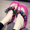 Klädskor kvinnor flickor fjäril blommiga kilar flip flops sandaler tofflor strand mode brittisk vind kil kil för resor 21 april