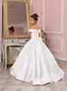 Arrivo Flower Girl Dress Off spalla Lunghezza del pavimento Festa di nozze Raso Ruffle Tulle Bow Princess