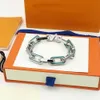 Europe Amérique Mode Collier Bracelet Hommes Silvercolour Métal Gravé V Lettre Fleur Motif Bleu Émail Épais Liens Chaîne Je4243361