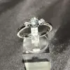 Bröllopsringar Rostfritt stål Silverfärg Klassisk Enkel design 6 Prong Sparkling Solitaire 0.8ct Zirconia Ring