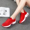 2022 Casual Plus Size Damenschuhe Koreanische Studentin Kissen weicher Boden atmungsaktive beiläufige laufende Shos fliegende gewebte Sportschuhfrauen M2024