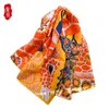 女性のためのキリンで印刷されたオレンジ色の青い天然のシルクスカーフ女性100％本物のシルクの柔らかい高品質の四角い包みQ0828