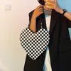 イブニングバッグ小さなシンプルな白い黒いPUレザー女性向け2021夏のデザイン女性の贅沢なハート形状の肩のハンドバッグ