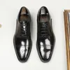 2021 Fashion Black / Brown Mens Business Dress Shoes äkta läder oxfords sociala skor
