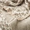 Regina tjock vinter varmt kasta filt tre färg jacquard elegant stripe kant känslig leopard stickad säng mysiga rutiga filtar 211122