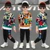 Printemps Automne Garçons Vêtements Ensemble Casual Hip-Hop Lettre Coloré T-shirt À Manches Longues + Pantalon 2pcs Costume Performance Vêtements Pour Enfants 210625