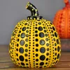 Estatua de calabaza punteada, escultura moderna, obra maestra de artista japonés, decoración de la casa, pieza de mesa de resina, accesorios para el hogar de estilo Polka