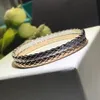 La série de bracelets d'amour à carreaux classique pour couple de luxe à la mode est livrée avec un emballage de boîte-cadeau exquis2833