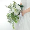 Noiva do casamento do estilo ocidental que guarda flores com buquê artificial da peônia da fita do laço para adereços de tiro da decoração do partido