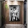 Sexy Mädchen sitzen in einer Toilette Nordic Leinwand Kunst Poster und druckt Schwarz-Weiß-Frau Rauch und trinken Sie im Toilettenbild-Plakat