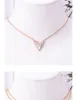 Hängsmycke Halsband Koreanska Utsökt Smycken Brev V-Shaped Halsband 316 Rostfritt Stål Vit Moder av Pearl Diamond Clavicle Chain