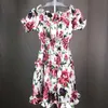 Sommar av axelstrandparty klänningar Kvinnors charmiga rosa blomma tryck Ruffles elastiska midja kort klänning Vestidos 210719