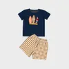 Sommarkläder Navy Blå Kortärmad Top och Röda Plaid Shorts Tillbaka till skolsäsong Insekt Ät Apple Broderi Boys Kläder X0802