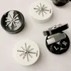 Schwarz Weiß Tragbarer Spiegel Kontaktlinsenbehälter Niedliche Schneeflocke Brillenzubehör Stillflaschenbehälter Aufbewahrungsbox
