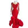 2022 Elegante rote Meerjungfrau-Abendkleider, transparenter Ausschnitt, Spitzenapplikationen, lange Ärmel, Abschlussballkleid, seitlicher Schlitz, gerüscht, arabische Damen, formelle Anlässe, Partykleider, Festzug
