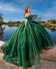 2022 Vintage Emerald Green Quinceanera Sukienki Koronkowe Aplikacje Kryształowe Koraliki Off Ramię Lace Up Powrót Tulle Puffy Ball Suknia Party Prom Evening Suknie