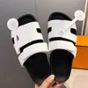 2021 TOP Kvinnor Designers Flat Slides tofflor Sandaler Foam Runner Platform Skor i äkta läder Sandal Beach Novelty Scuffs sko mulor Damtoffel