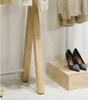 Présentoir de magasin de vêtements Mobilier commercial magasin de vêtements pour femmes suspendus Organisation porte-sacs à chaussures atterrissant contre le mur Supports de rangement pour vêtements blanc