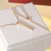 Europe America Style Fashion Hommes Lady Femmes 18K Gold Beads Chain Collier Gravé T Letter Bar Pendant 3 Color2187335