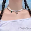 collier de perles blanches croisées