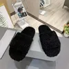 2021 nieuwe casual harige warme slippers platte bodem buitenste slijtage trendy lam wool dames slippers licht luxe merk vrouwen schoenen y1120