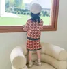 赤ちゃんの女の子秋冬服セット子供カーディガンセータースリングの格子縞のスカート2個の子供ニット衣装