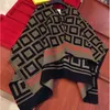 Women's Cape Designer Ytterkläderrockar Cape Ponchos Em Crochet Fashion High-End Open-Cut Womens Scarves Wool Cashmere Scarf Autumn and Winter Ladies Coat Shawl Owe5