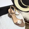 Designer Damsandaler Klassiska höga klackar Camellia Sandal Dam Party Metallic Laminat Läderklänning Skor Sexig mocka Dam Metall Bältesspänne Tjock klacksko