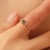 Ny nischljus lyxsyntetik med sidogenar Emerald diamantring Kvinnors enkla guldpläterade inlagda Gemstone Bar Tail Ring