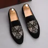 Ny stil italiensk män loafers broderi tofflor rökning slip-on skor lyx party bröllop svart sammet klänning skor män lägenheter m529