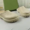 Sandalias de diseñador perforadas Plataforma de lujo Sluido Patrillo hueco zapatillas Materiales transparentes Sandals Slipper