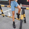 Solid Knapp Fluga Raw Hem Denim Shorts Kvinnor Sommar Fashion Street Style Hög midja Straight Jean med kedja 210510