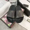 2021 Män Kvinnor Sandaler Designer Skor Luxury Slide Sommar Fashion Wide Flat Slippery Med Tjock Sandal Slipper Flip Flops Storlek 36-48