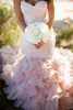 2022 Blush Pleated Sirena Abiti da sposa con cristalli in rilievo Sash Sweetheart Neck Lace Up Back Tiered Sweep Train Organza Bridal Gown