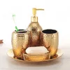 Set di accessori per il bagno Accessori per il bagno artigianali placcati in oro creativo Ceramica europea moderna con struttura a martello Porta spazzolino da denti Doccia