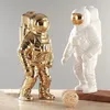 Guld utrymme man skulptur astronaut mode vas kreativ modern keramisk kosmonaut prydnad modell trädgård staty hem dekorationer 210414