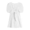 Robe de culture de trou blanc Collier carré de femmes Vintage élégant Bandage dos nu Robes Bownot Puff manches courtes Slim Rok Robes 210515