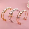 Mode Cuff Bangles All Round Imitation Pearls Beaded Strand Bangle för Kvinnor Rostfritt Stål Elegant Femme Smycken Q0717