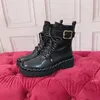 2021 New Fashion Luxury Damen Dicke Fersenstiefel Lässig Allgleiches Frauen Kurze Schnürsteine ​​Martin Flache Boot