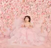 2022 Rosa Sheer Neck Flower Girl Abiti Perle Ball Gown Tiers Tulle Lilttle Bambini Compleanno Pageant Abiti da sposa ZJ5165007109