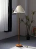 Lampadaire en tissu plissé en tissu lampadaire rétro lampe nordique en noyer salon de chambre à coucher