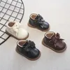 滑りやすい本革の赤ちゃん女の子の女の子のブーツのブーツ - 蝶 - 結び目のカジュアルフラットヒール秋冬の女の子の靴E08044 211022