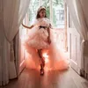 2021 High Low Tiered Tüll Blumenmädchenkleid Mädchen Pageant Kleider Lange Schichten Erröten Rosa Rüschen Kinder Geburtstagskleider Vestidos Mit Schwarzen Schärpen