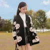 Höst barn cardigan koreansk stil stickad tröja för barn tjejer toddler baby cartoon björnrockar röd / svart färg 211201