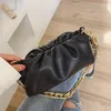 Luxury Day Clutches Tjock kedja axelväskor för kvinnor 2021 Mode damer Cloud Armpit Bag Brand Dumpling Pläterade handväskor